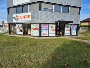 Vitrine du magasin Ox-Literie affichant l'offre sommier offert pour l'achat d'un matelas, toutes dimensions
