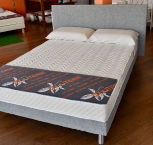 Matelas en latex naturel OX Literie sur sommier tapissier, exposé en magasin près de Toulouse