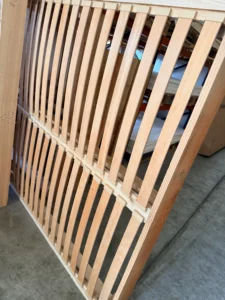 Sommier à double rangée de lattes multiplis de hêtre en cours de fabrication, avant son habillage en tissu, atelier Ox Literie