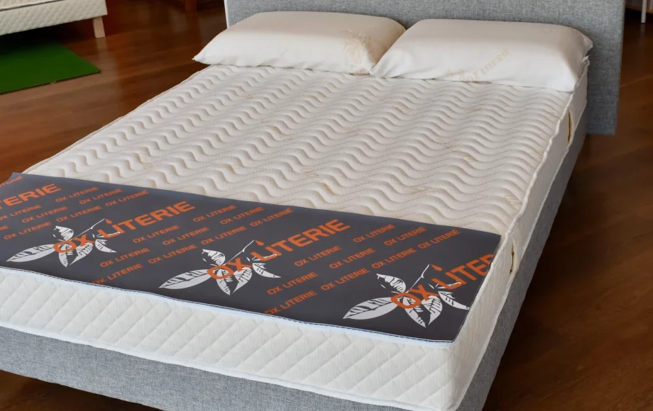 Matelas exposé en magasin Ox-Literie à Colomiers, prêt à être testé par les clients