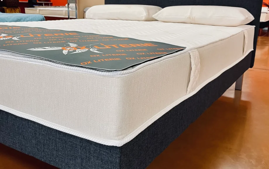 Lit avec matelas exposé en magasin Ox-Literie à Colomiers pour essai client